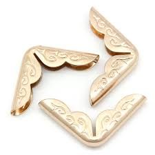 Cantonera Car Grabada 22*22 Mm. Oro